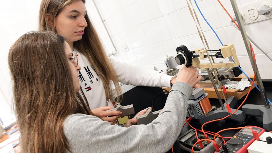 O documento salienta a necesidade de incrementar a presenza feminina no eido da Ciencia, Tecnoloxía, Enxeñaría e Matemáticas (CTEM). FOTO: Santi Alvite