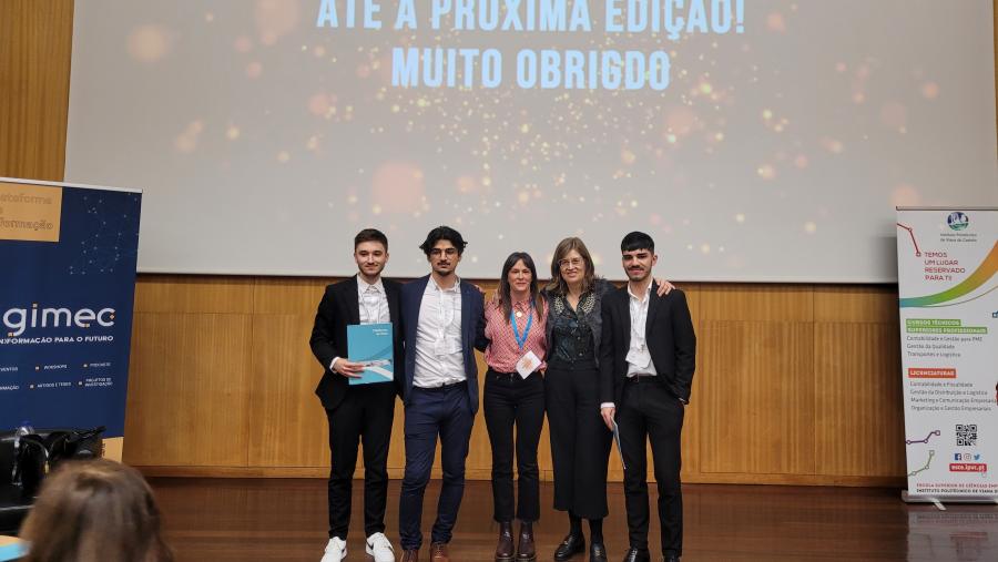 O equipo vencedor da USC xunto a Eva López Barrio e Sabela López Figueiras