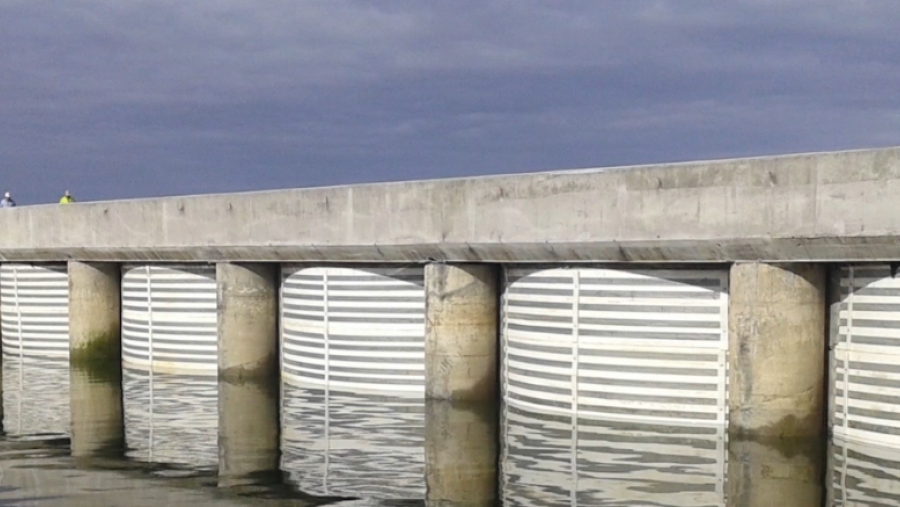 Sistema Pilote-Lámina construído no porto de Vilanova de Arousa