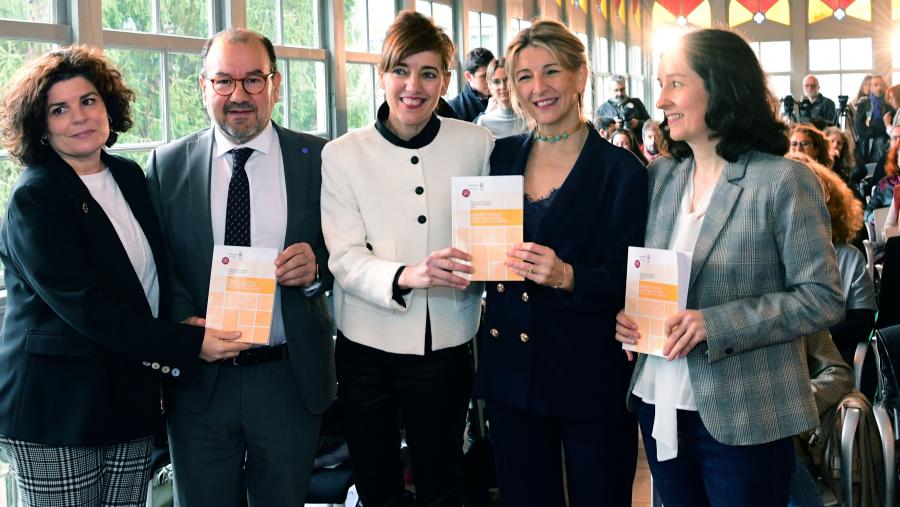 De esquerda a dereita, María Rivas, Antonio López, Marta Lois, Yolanda Díaz e Alba Alonso. FOTO: Santi Alvite
