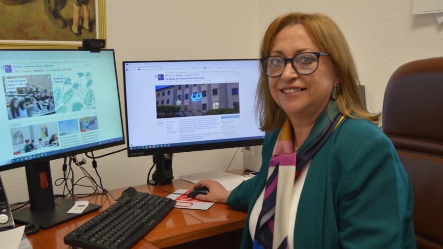Carmen Sarceda Gorgoso, no despacho da Facultade de Formación do Profesorado