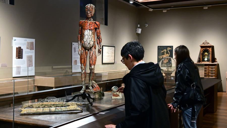 A vida nas aulas, a relación entre profesorado e alumnado, eríxese na liña condutora que vai trazando o percorrido expositivo. FOTO: Santi Alvite