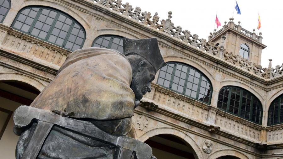 Entre as primeiras accións a acometer por parte da Comisión, atópase a elaboración dun informe diagnóstico no que se identifiquen fortalezas, carencias e puntos de mellora na xestión do patrimonio da USC. Claustro do Colexio de Fonseca. FOTO: Santi Alvite