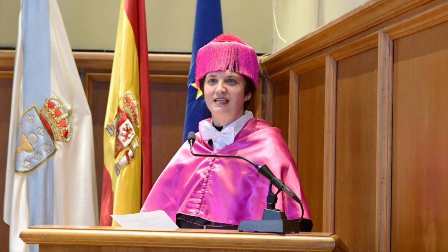 Inmaculada Tomás durante a lectura do seu discurso de ingreso. FOTO: Santi Alvite