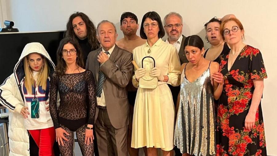 Miss Beige, no centro, arroupada por participantes no 'Salón dos rexeitados'