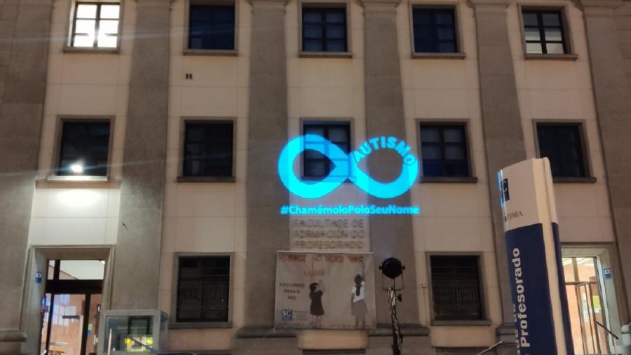 Proxección dun lazo azul sobre a fachada de Formación do Profesorado