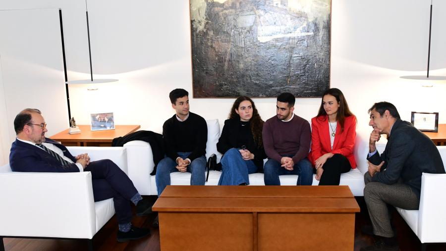 De esquerda a dereita, Antonio López, Carlos Villar, Silvia Vila, Alejandro Manuel Vásquez, Candela Fernández e Daniel Neira Barral. FOTO: Santi Alvite
