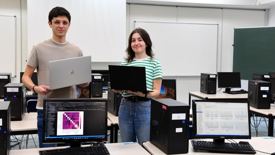 Iván Lado Canosa e Inés Quintana Raña na Facultade de Matemáticas. FOTO: Santi Alvite