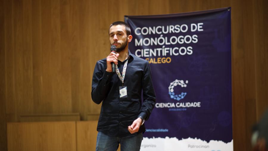 Gómez Pazo durante a súa intervención nun certame de monólogos. FOTO: @lex_gom