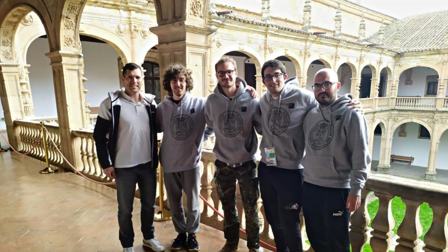 O delegado do reitor para o Deporte, Javier Rico, acompañou o equipo vencedor de xadrez