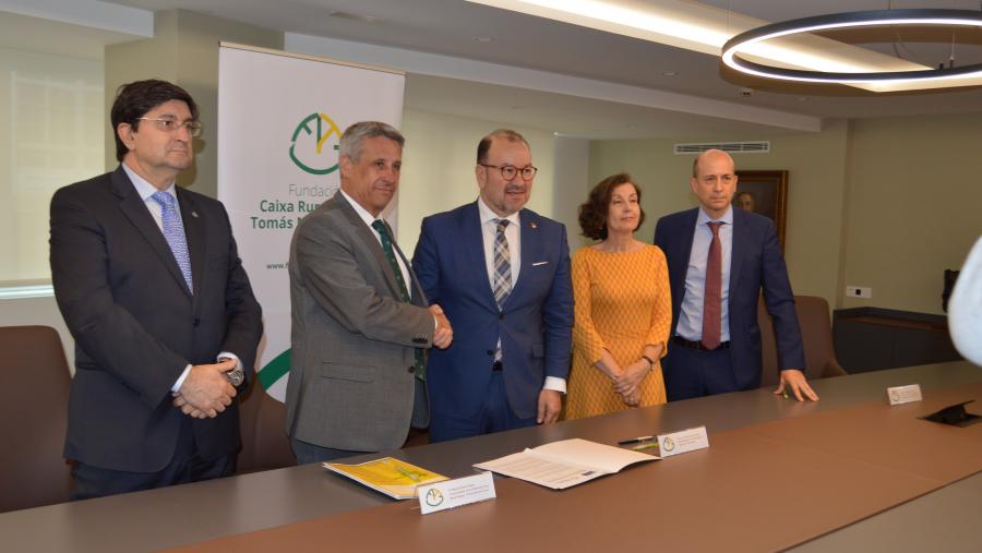 Alberto Cepeda, Manuel Varela, Antonio López, Elvira López e Salvador Cid, na presentación do convenio na sede central de Caixa Rural Galega
