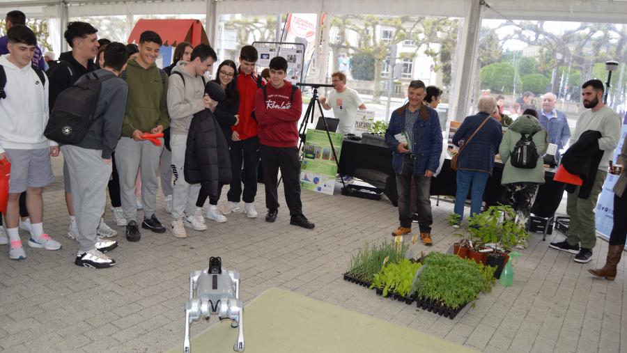 Estudantes observan un robot na carpa do Tour do Talento 2023