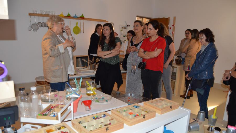 Lina Iglesias, á esquerda, no Laboratorio de Educación Infantil da USC con educadoras nas escolas infantís municipais de Lugo