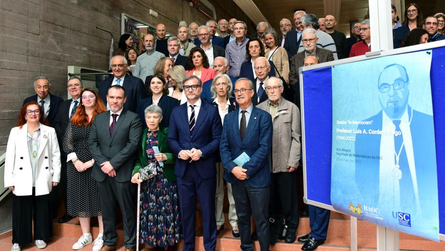 Foto de familia das persoas asistentes ao acto. FOTO: Santi Alvite