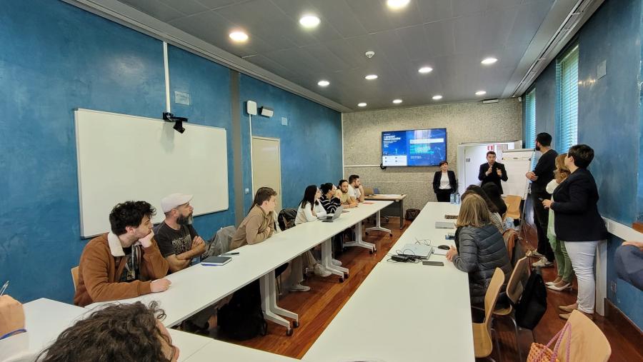 Na primeira das sesións, analizouse o contexto do reto formulado para identificar oportunidades que axuden á súa resolución