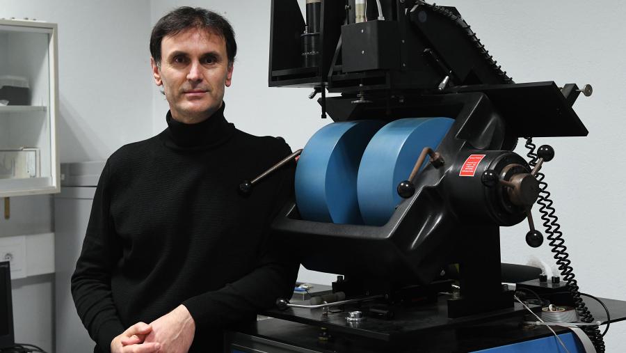 O profesor Mira (Baio, A Coruña) abarcou na súa traxectoria investigadora áreas de coñecemento que van dende a ciencia de materiais e a física matemática ata o estudo de sistemas sociais. FOTO: Santi Alvite