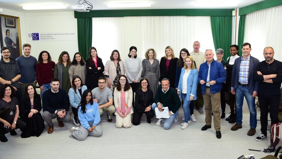 Integrantes do grupo Esculca na xuntanza deste xoves. FOTO: Santi Alvite