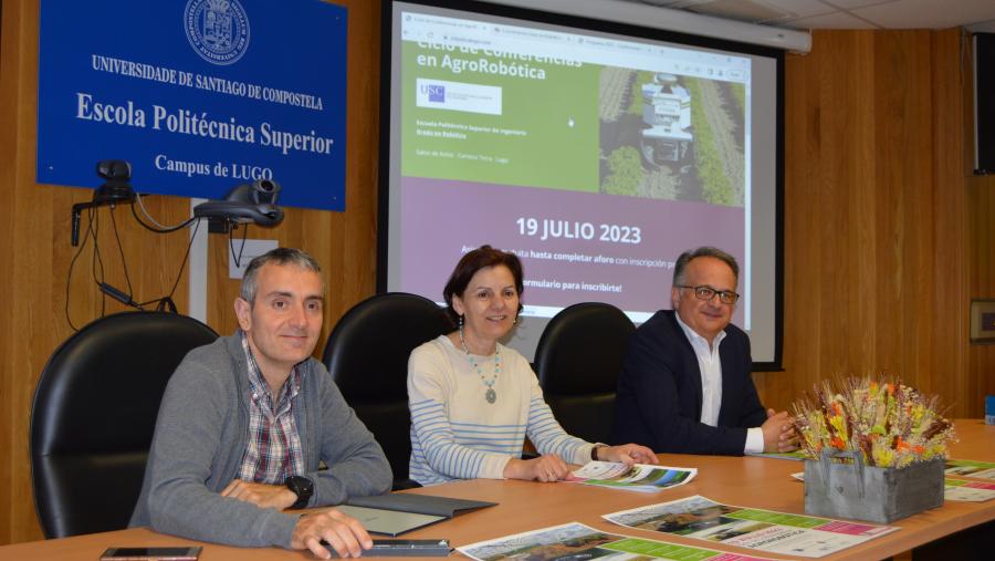 Roberto Iglesias, Rosa Romero e Javier Bueno, na presentación do ciclo sobre AgroRobótica