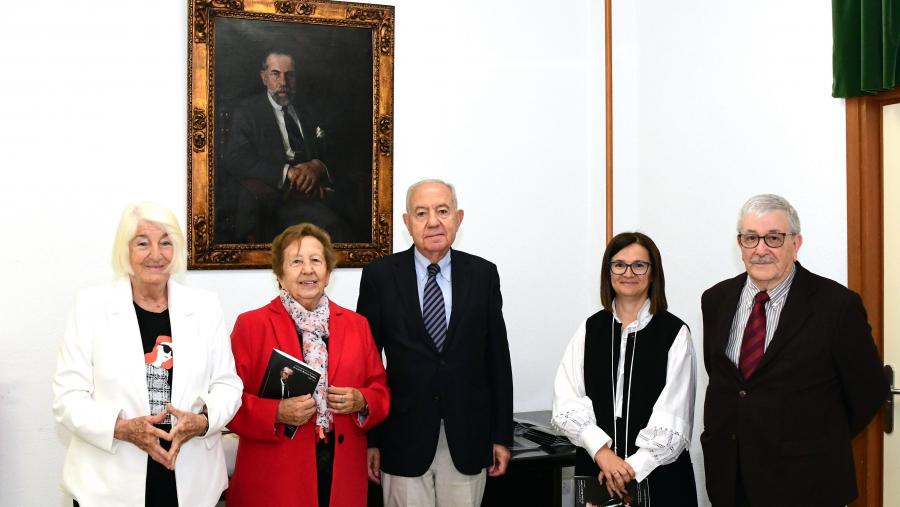 De esquerda a dereita, membros da familia Blanco, a decana Mar Lorenzo e o profesor Anxo Serafín Porto. FOTO: Santi Alvite 