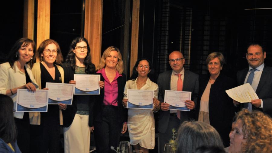 Belén Bande e Sandra Castro, primeira e terceira pola esquerda, xunto con outros galardoados no XXXVII Congreso AEDEM