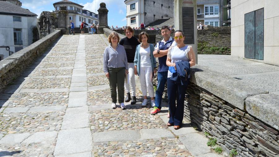 De esquerda a dereita, Salin, Bertrand, López, Fraga e Freire, na muralla romana de Lugo