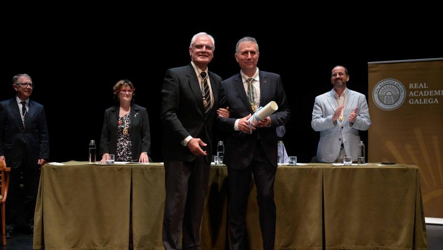 O novo académico de número xunto a Víctor Fernández Freixanes, presidente da RAG. FOTO: RAG