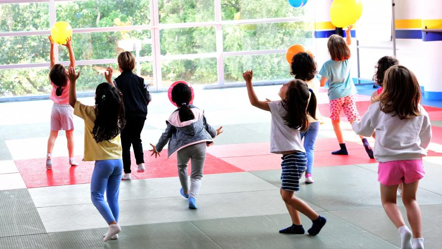 A programación do Verán CampUSC 2023 contempla un amplo abano de actividades deportivas e de ocio e tempo libre planificadas atendendo a criterios psicopedagóxicos e de perspectiva de xénero. FOTO: Santi Alvite