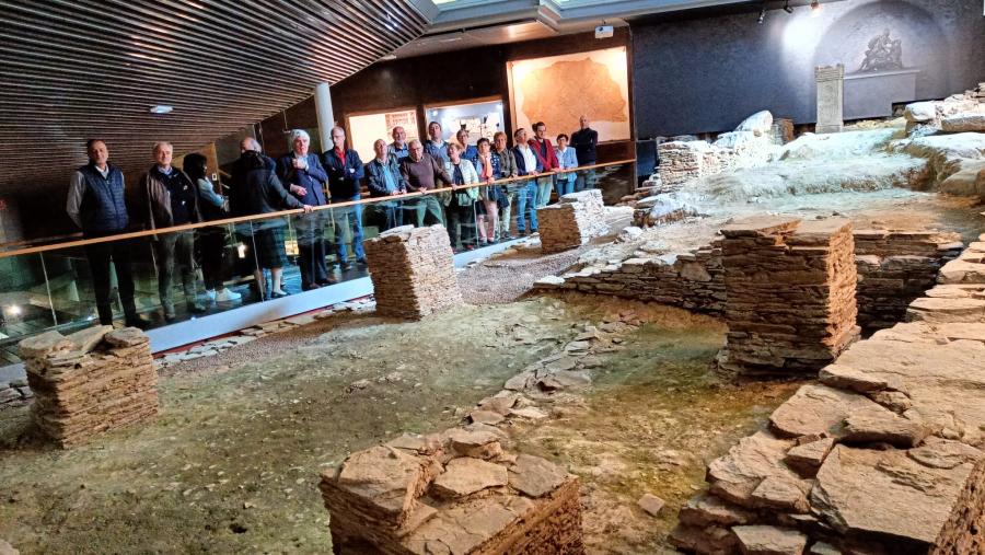 Participantes nunha visita ao xacemento do Museo Universitario A Domus do Mitreo