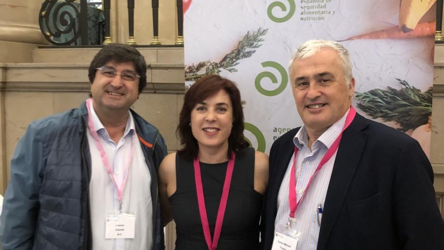 Azucena Mora, entre Alberto Cepeda e Carlos Franco, na sede da AESAN