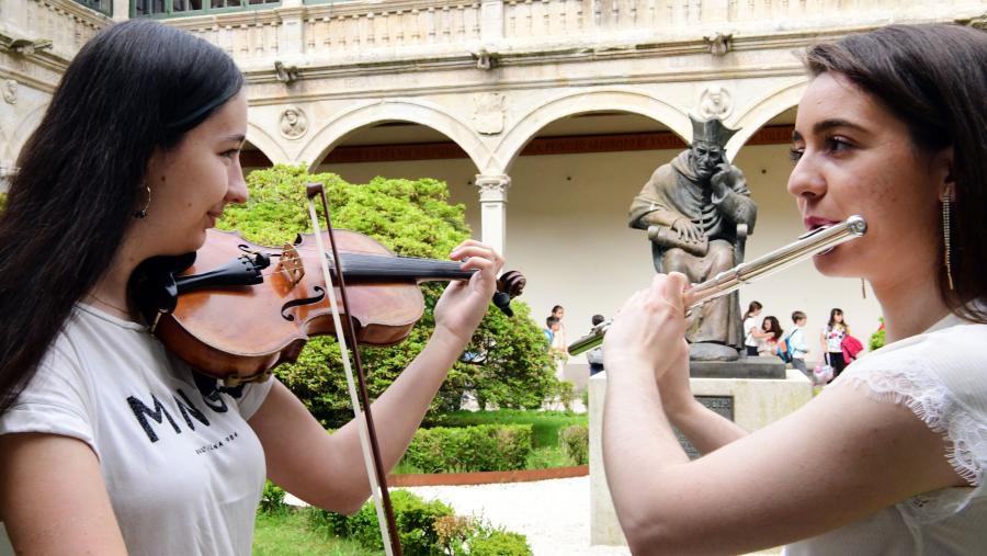 Actuación da Orquestra da USC co gallo do Día da Música no Colexio de Fonseca. FOTO: Santi Alvite