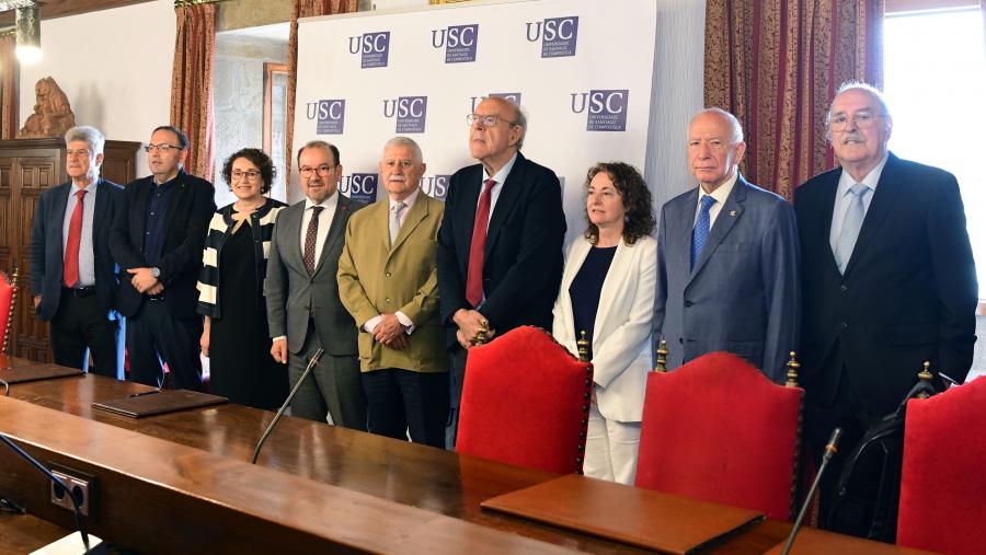 A formalización da devandita doazón efectuouse nun acto presidido polo reitor da USC, Antonio López. FOTO: Santi Alvite