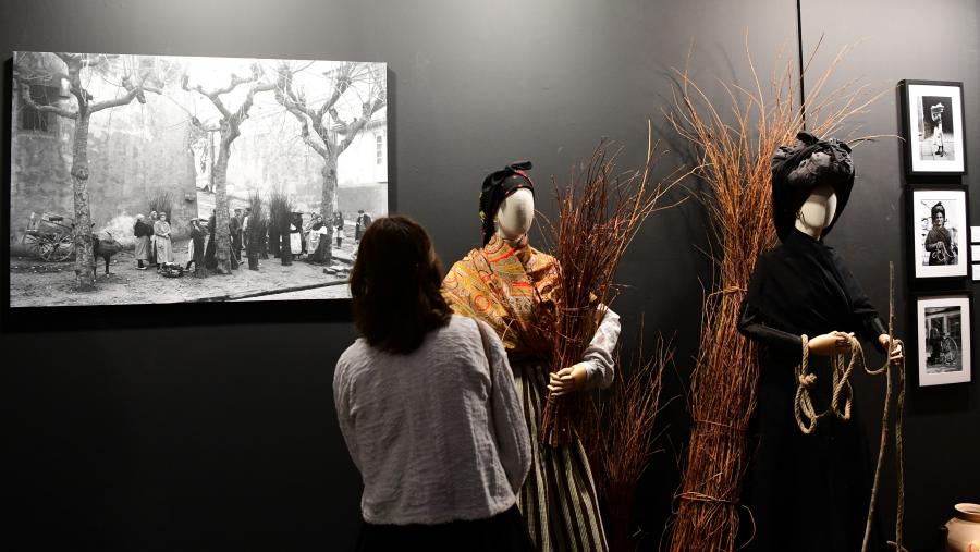 Fotografía e vestiario danse a man no seo da mostra. FOTO: Santi Alvite