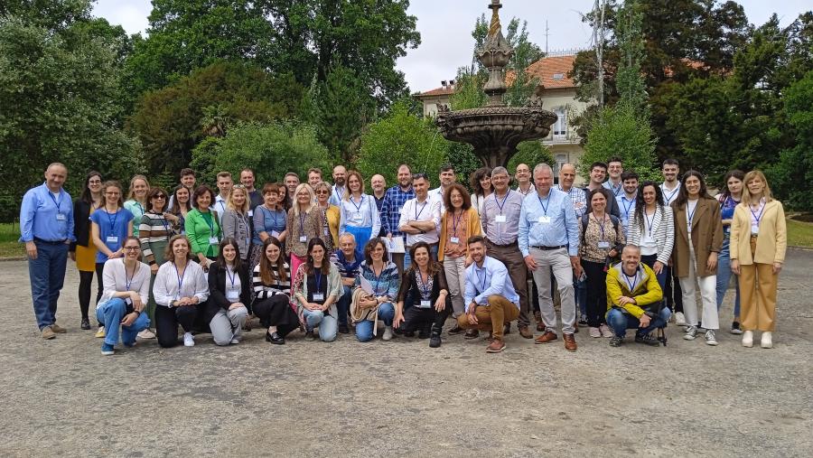 Foto de familia das persoas participantes na xuntanza 