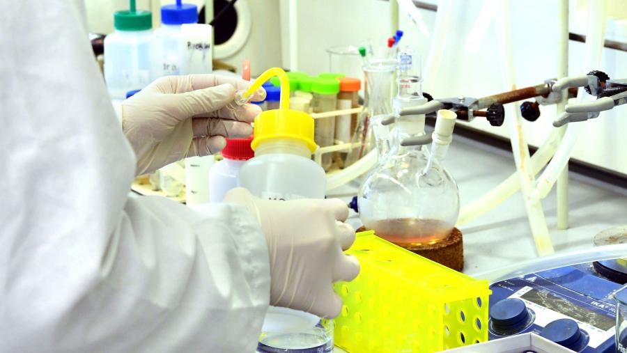 Detalle do laboratorio de Javier Montenegro no CiQUS. FOTO: Santi Alvite 