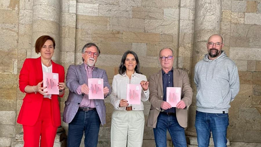 De esquerda a dereita, Pilar Murias, Xurxo Couto, Mercedes Rosón, Santiago Olmo e Xaquín López. FOTO: Concello de Santiago