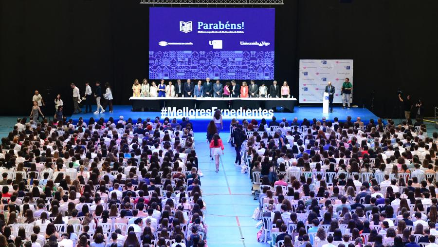 Entre alumnado, profesorado e familiares, o acto congregou a arredor de 4.000 persoas. FOTO: Santi Alvite