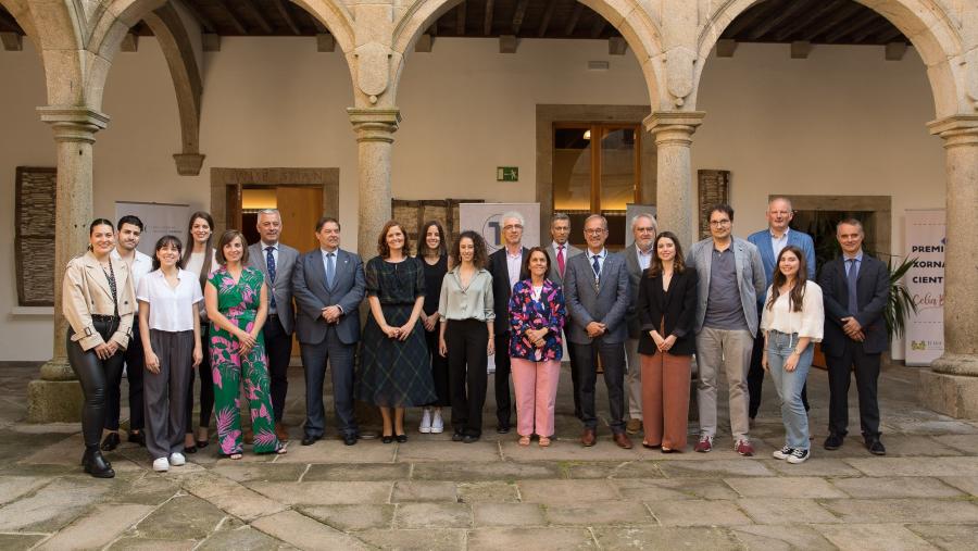 Foto de familia con todas as persoas premiadas. FOTO: RAGC 