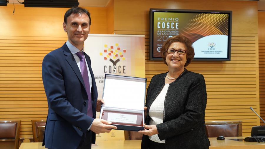 Jorge Mira recolleu o premio de mans de Perla Wahnon Benarroch, presidenta de COSCE. FOTO: @COSCEorg