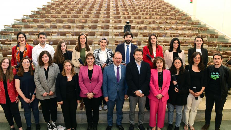 Foto de familia de autoridades e persoas premiadas. FOTO: Santi Alvite