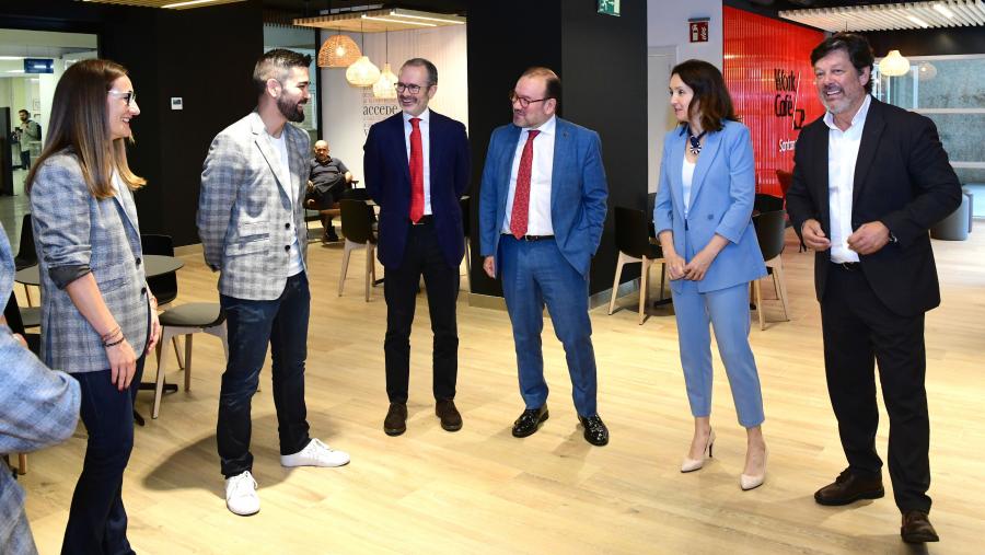 Xunto ao reitor Antonio López, visitou o ‘WorkCafé’ o xerente Javier Ferreira. Por parte do Santander, acudiron Rocio Pazos, directora territorial; María Gonzalez, directora de zona; e Luis Pernas, director de Banca Institucional. FOTO: Santi Alvite