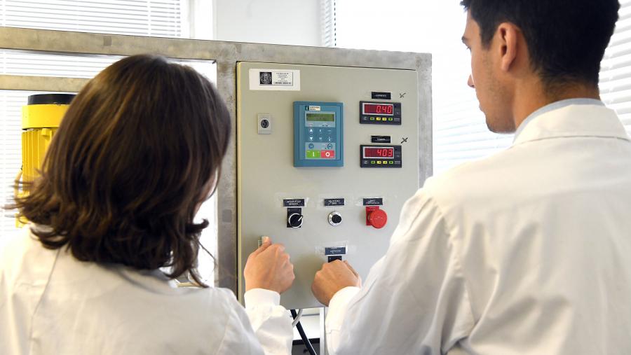 A USC convoca cada ano estes galardóns que constitúen unha acción consolidada das políticas de promoción da igualdade efectiva entre mulleres e homes. Imaxe de arquivo dun laboratorio na ETSE. FOTO: Santi Alvite