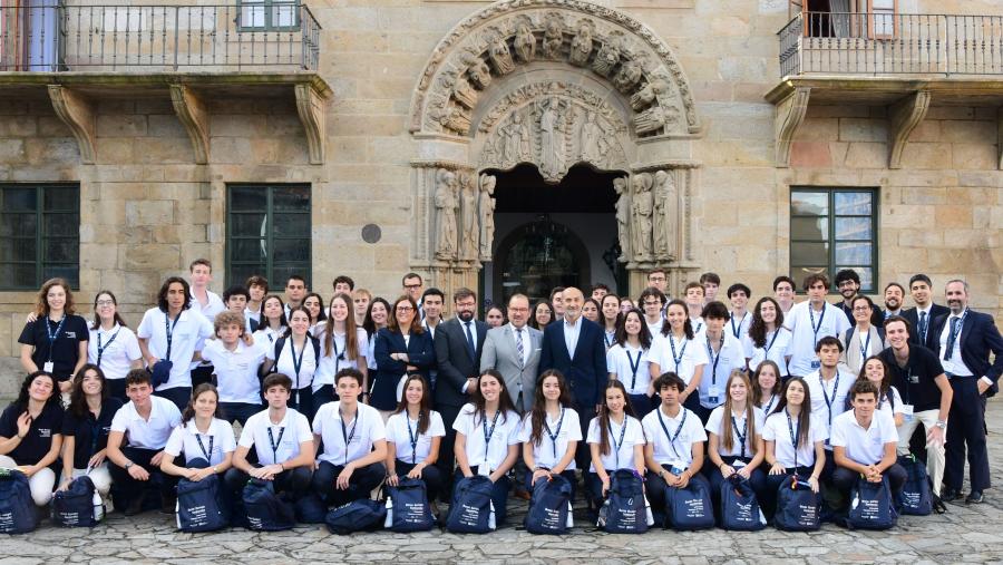 Foto de familia do reitor cos estudantes. FOTO: Santi Alvite