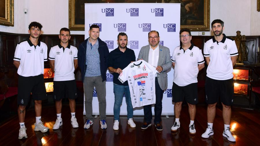 O reitor e o delegado para o Deporte posaron cos integrantes do club. FOTO: Santi Alvite