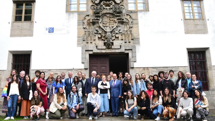 Foto de familia co alumnado participante. FOTO: Santi Alvite