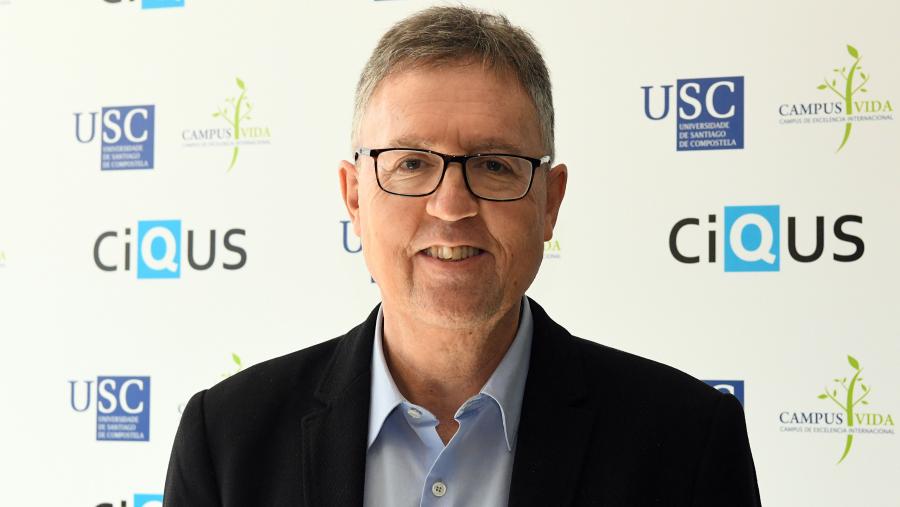 A parte técnica do discurso do profesor Mascareñas Cid centrouse en demostrar que “ademais de científicos, os químicos tamén somos artistas". FOTO: Santi Alvite