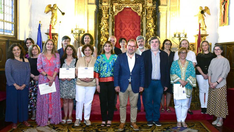 Foto de familia de reitor, vicerreitora, adxunto para a Calidade e premiados/as. FOTO: Santi Alvite