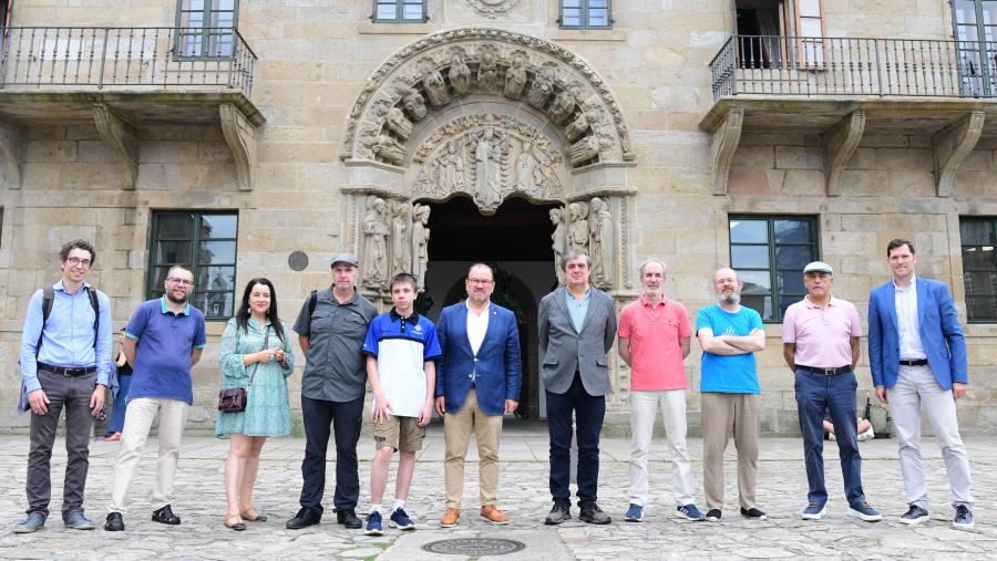 Foto de familia do reitor e o delegado para o Deporte cos xadrecistas, familiares e traballadores da Area Deportiva. FOTO: Santi Alvite