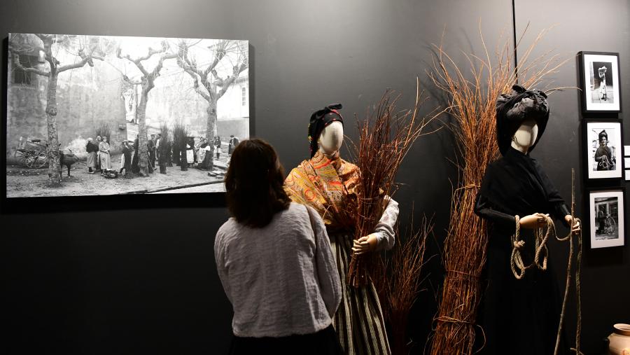 Fotografía e vestiario danse a man no seo da mostra. FOTO: Santi Alvite