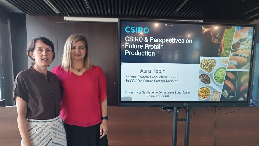 A investigadora Ramón y Cajal Patricia López, á esquerda, e a investigadora Aarti Tobin, na Aula de Produtos Lácteos e Tecnoloxías Alimentarias da USC