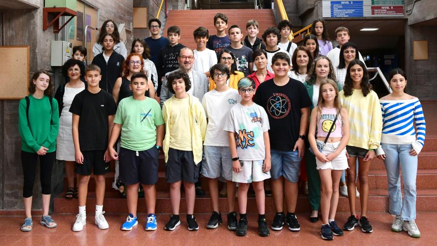 Foto de familia coa nova promoción. FOTO: Santi Alvite